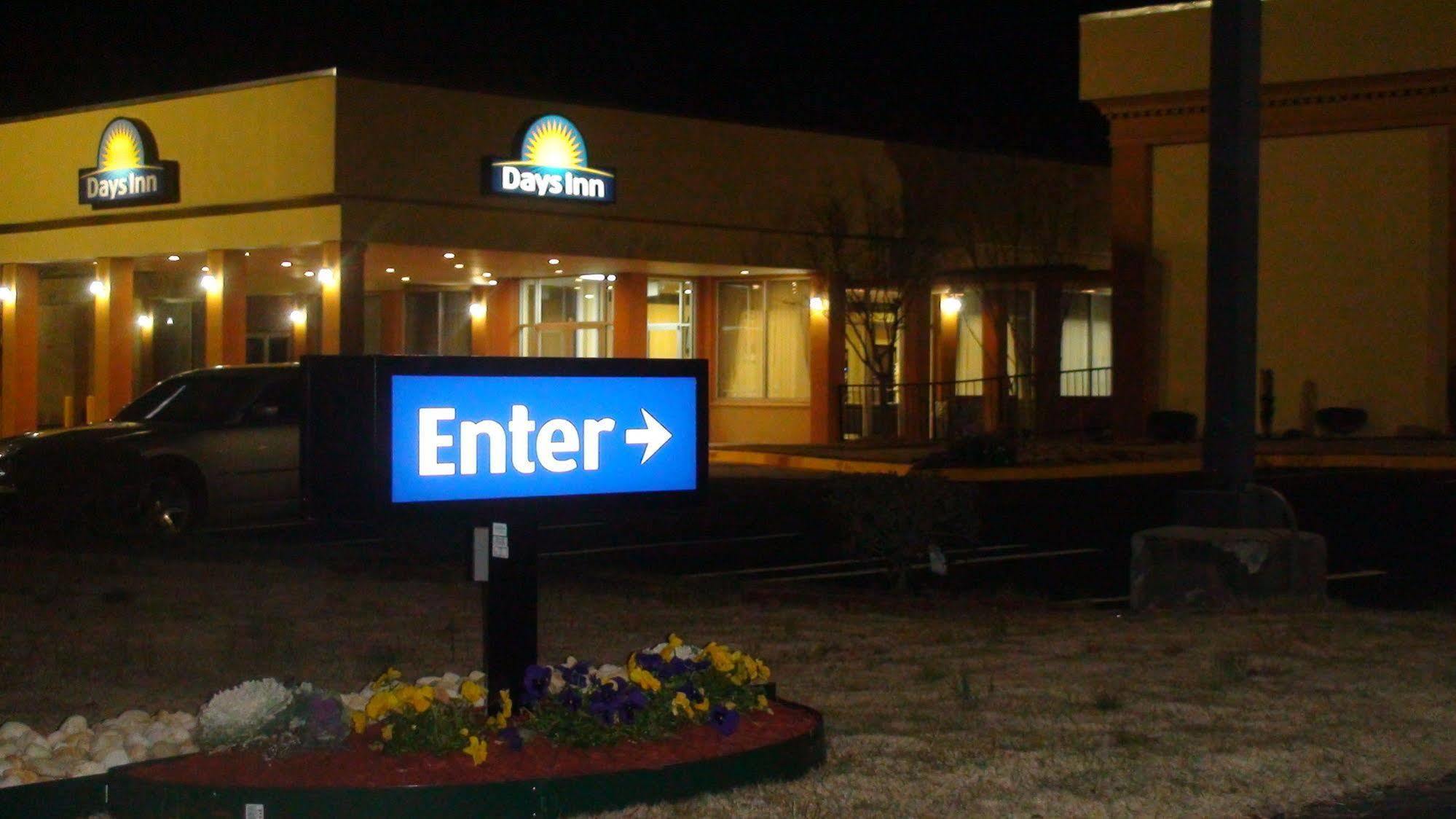 Days Inn By Wyndham Madison Buitenkant foto