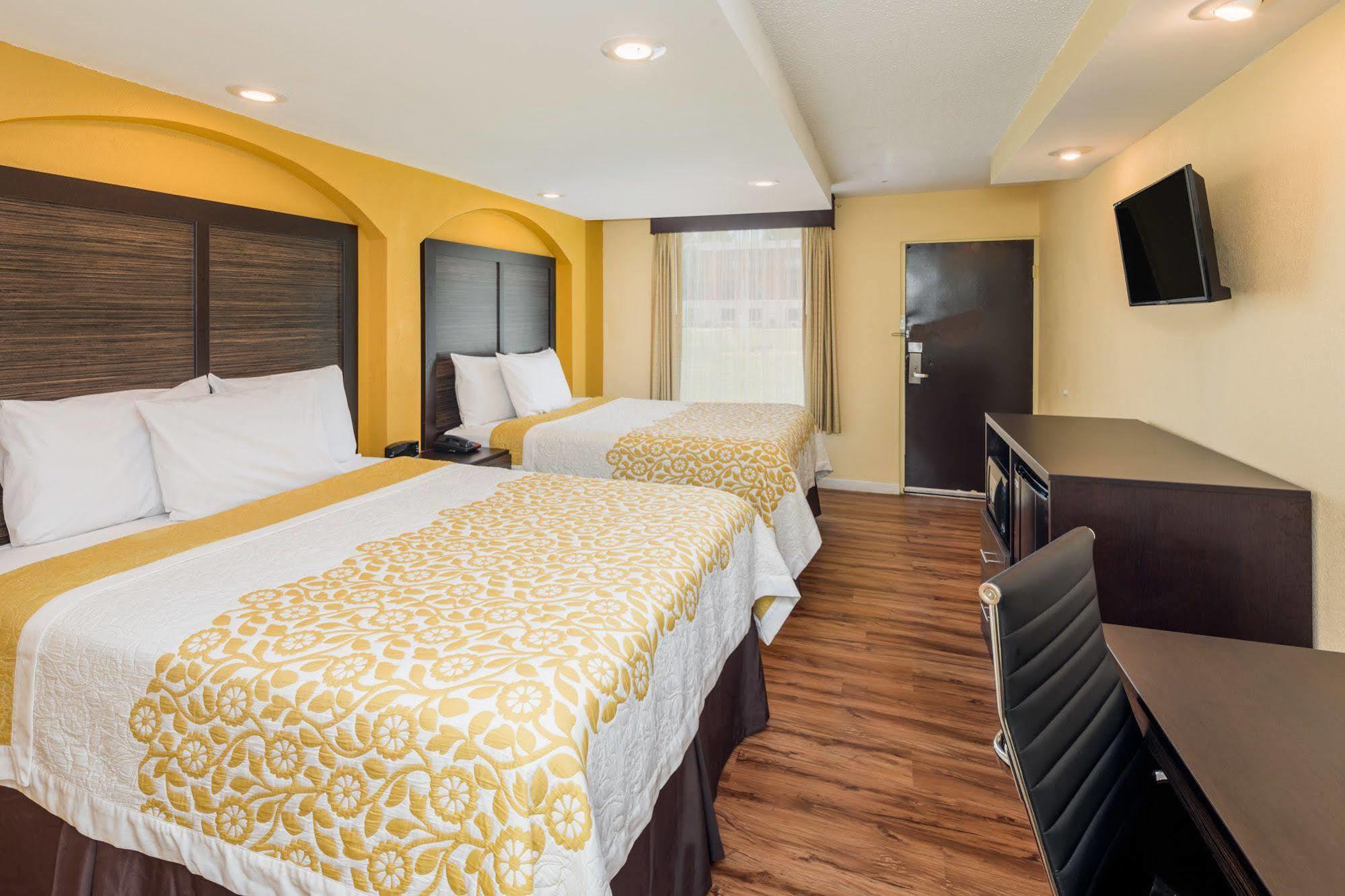 Days Inn By Wyndham Madison Buitenkant foto