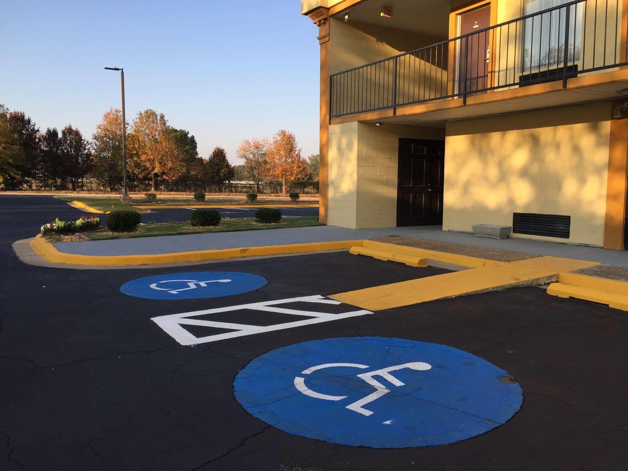 Days Inn By Wyndham Madison Buitenkant foto